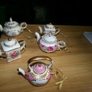 5 vintage Victoria gardens fine porcelain ornament.